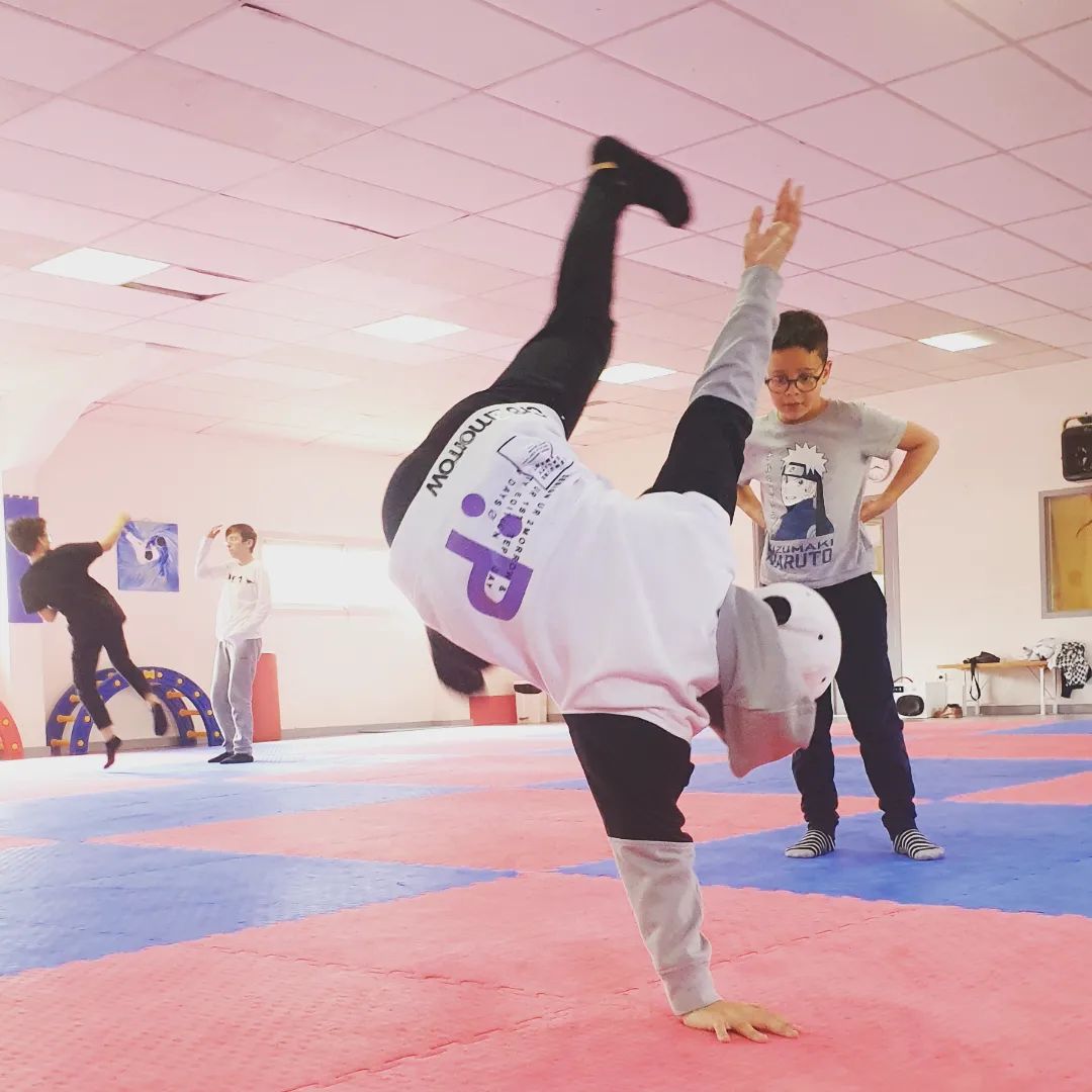 Noa en progression breaking dans la salle Font-Martin